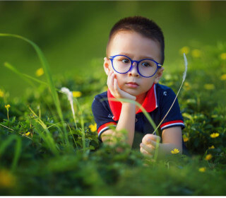 niño con lentes